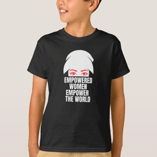 女性が力を得ると世界も変わる 国際女性デー Tシャツ (正面)