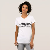 女性が太陽の光を追う Tシャツ (正面フル)
