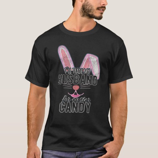 女性が夫のイースターキャンディバニーチョコを交換する Tシャツ (正面)