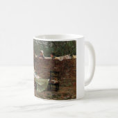 女性が庭の壁の上でチャット(ゴシップ) コーヒーマグカップ (正面右)