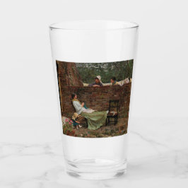 女性が庭の壁の上でチャット（ゴシップ） タンブラーグラス