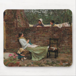 女性が庭の壁の上でチャット（ゴシップ） マウスパッド