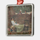 女性が庭の壁の上でチャット（ゴシップ） メタルオーナメント (左)