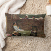 女性が庭の壁の上でチャット（ゴシップ） ランバークッション (ブランケット)