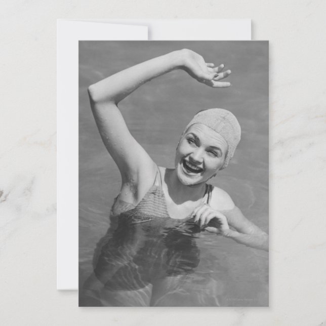 女性が手を振る (正面)