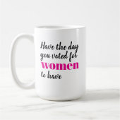 女性が抗議する権利のために投票した日を迎えよう コーヒーマグカップ (左)