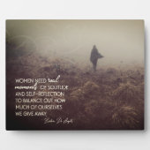 女性が時実在間を要する フォトプラーク (正面)