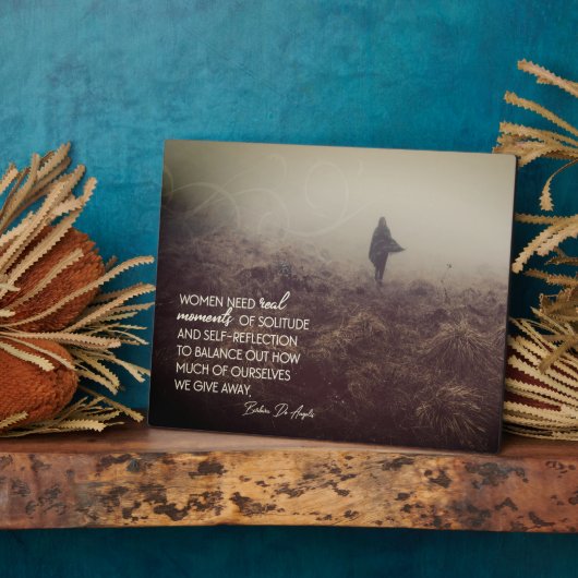 女性が時実在間を要する フォトプラーク (側面)