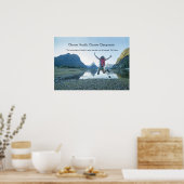 女性が湖でジャンプカイロプラクティックポスター ポスター (キッチン)