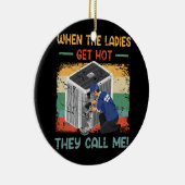 女性が熱くなったら、彼らは私をHVAC技術と呼ぶ セラミックオーナメント (右)