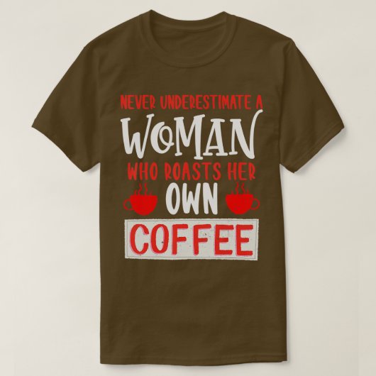 女性が自分のコーヒーを飲み干すのを決して過小評価しない Tシャツ (デザイン正面)