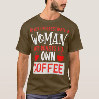 女性が自分のコーヒーを飲み干すのを決して過小評価しない Tシャツ