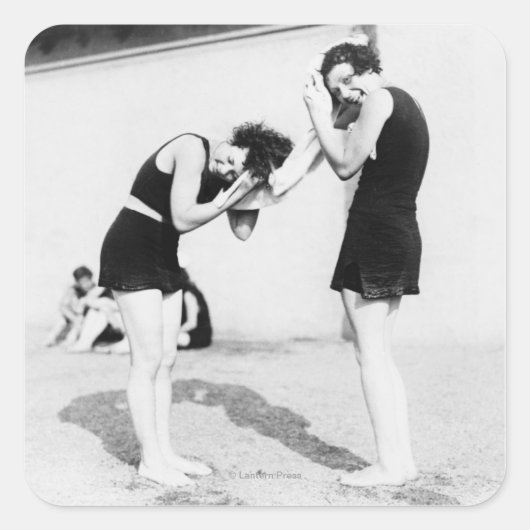 女性が髪を乾かすビーチ スクエアシール (正面)