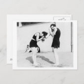 女性が髪を乾かすビーチ ポストカード (正面/裏面)