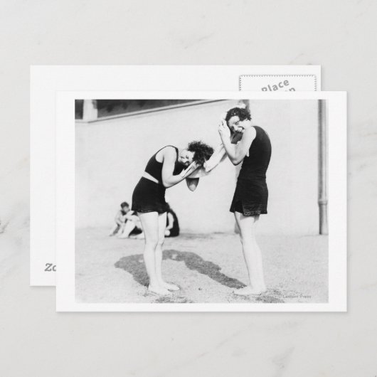 女性が髪を乾かすビーチ ポストカード (正面/裏面)