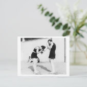 女性が髪を乾かすビーチ ポストカード (スタンド正面)