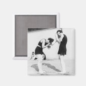 女性が髪を乾かすビーチ マグネット (正面/裏面)