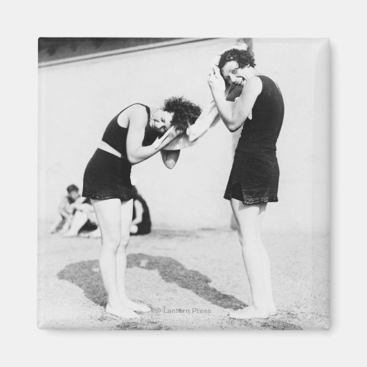 女性が髪を乾かすビーチ マグネット (正面)