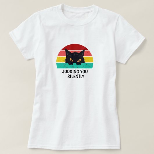 女性が黙って判断する猫のグラフィックティー Tシャツ (デザイン正面)