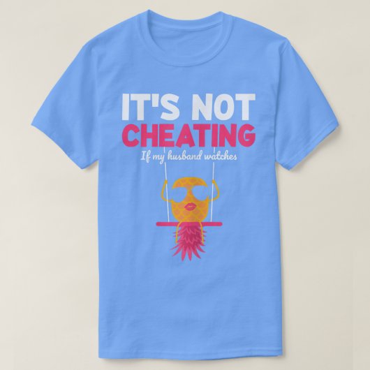 女性それは私の夫がスワもしを見て不正行為ではない Tシャツ (デザイン正面)