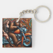 女性とサスカッチオンバイク キーホルダー (裏面)