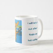 女性とチワワのテニス コーヒーマグカップ (正面右)