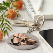 女性とパグパピー キーホルダー (側面)