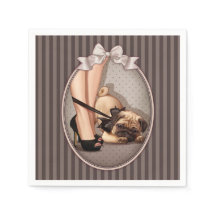 女性とパグパピー