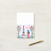 女性とピかわいらしンクのハートバルーン – アイラブパリ ポストイット (デスク上)