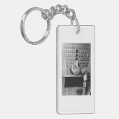 女性とライブラリのカードカタログヴィンテージスタイル キーホルダー (正面左)