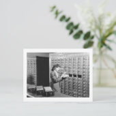 女性とライブラリのカードカタログヴィンテージ ポストカード (スタンド正面)