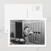 女性とライブラリのカードカタログヴィンテージ ポストカード (正面/裏面)