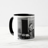 女性とライブラリのカードカタログヴィンテージ マグカップ (正面左)