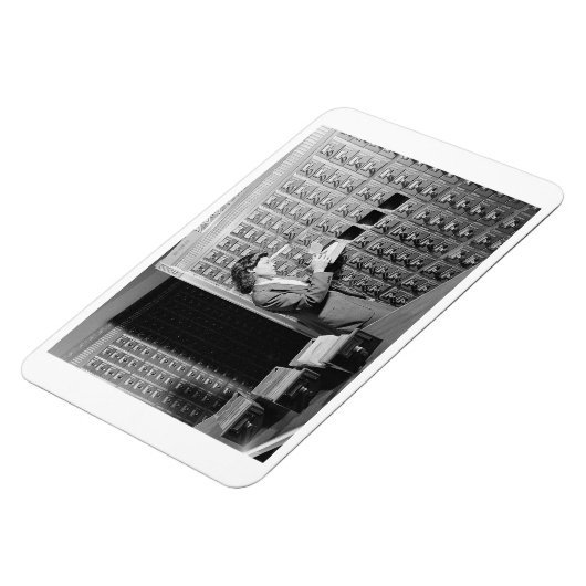 女性とライブラリのカードカタログヴィンテージ マグネット (左側)