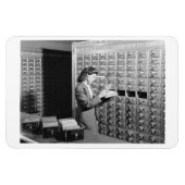 女性とライブラリのカードカタログヴィンテージ マグネット (横)