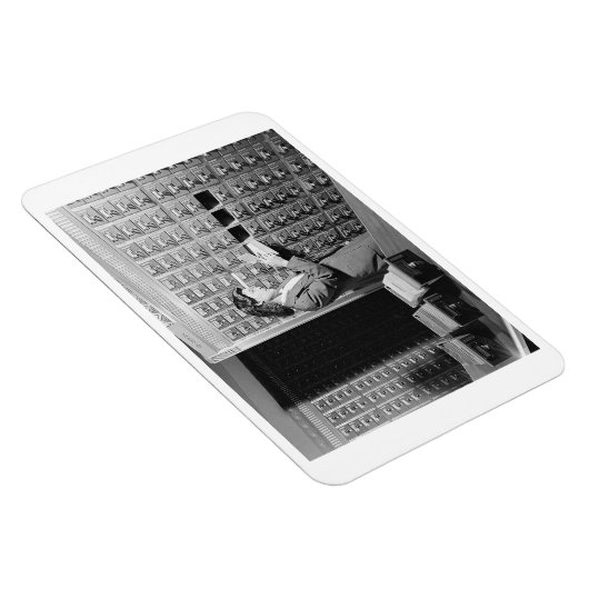 女性とライブラリのカードカタログヴィンテージ マグネット (右側)