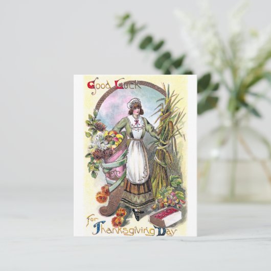 女性と秋の恵みヴィンテージ感謝祭 シーズンポストカード (スタンド正面)