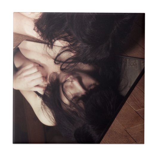 女性と鏡 タイル (正面)