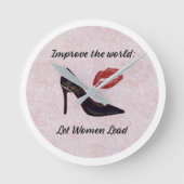 女性にアクリル壁時計をリードさせる ラウンド壁時計 (正面)