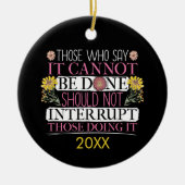 女性に力を与えたフェミニズムの指導者 セラミックオーナメント (正面)