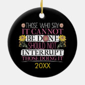 女性に力を与えたフェミニズムの指導者 セラミックオーナメント (裏面)