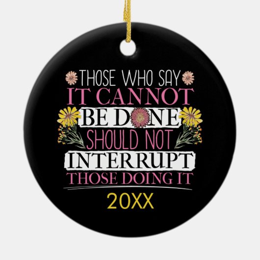 女性に力を与えたフェミニズムの指導者 セラミックオーナメント (裏面)