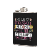 女性に力を与えたフェミニズムの指導者 フラスク (左)