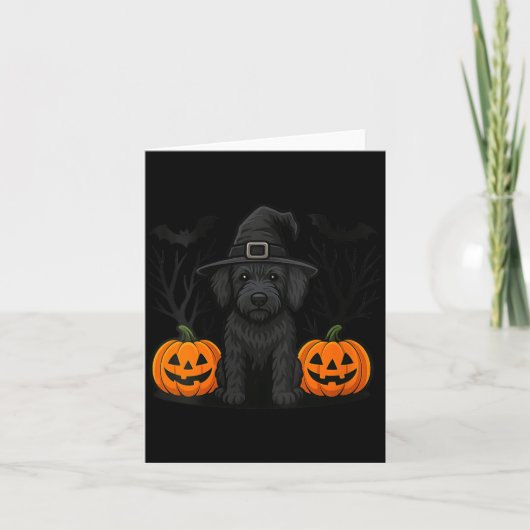 女性のためのウィッチーな黒ラブラドゥードル犬のハロウィン カード (正面)