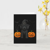 女性のためのウィッチーな黒ラブラドゥードル犬のハロウィン カード (黄色い花)