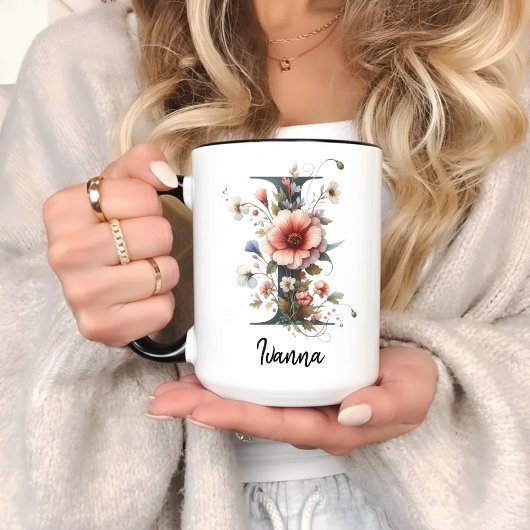 女性のためのカスタム ワイルドフラワー モノグラム マグカップ