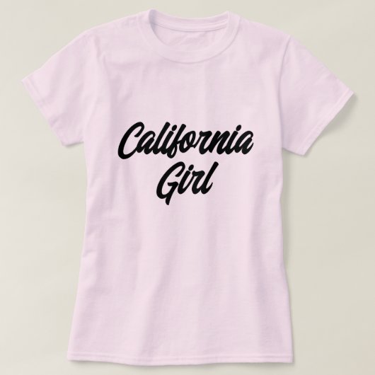 女性のためのカリフォルニアの女の子ピンクのタイポグラフィTシャツ Tシャツ (デザイン正面)
