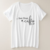 女性のための大きめサイズのコーヒーTシャツ But First Coffee プラスサイズTシャツ (デザイン正面)