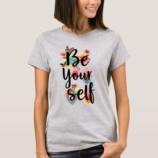 女性のための自分らしくあることを称える花柄蝶の水彩デザイン Tシャツ (正面)