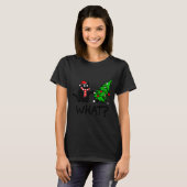 女性のための面白い黒猫ギフト クリスマスツリーを押す Tシャツ (正面フル)